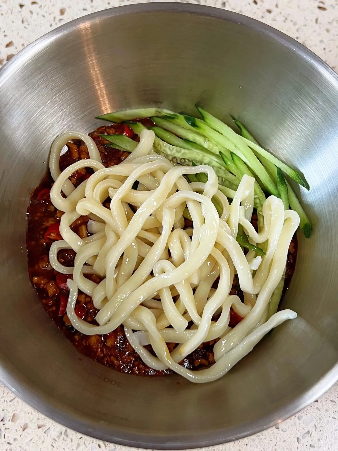 巨巨巨好吃，求你们了快去做。馋好久的肉酱拌面，今天安排上了
裏满肉酱的面条搭配上爽脆的黄瓜，真的好好吃！
🥣做法：
1⃣️料汁：碗中加两勺生抽、一勺老抽、一勺蚝油、一勺豆辦酱、一勺黄豆酱、半勺白糖、一勺淀粉、半碗清水搅拌均匀
2⃣️锅中油热放入肉末炒至变色，放入葱蒜、小米辣
炒出香味，倒入酱汁煮至汤汁浓稠，肉酱就做好啦
3⃣️锅中水开，下面条煮熟捞出放入肉酱碗中，放入黄瓜丝，拌匀就可以啦