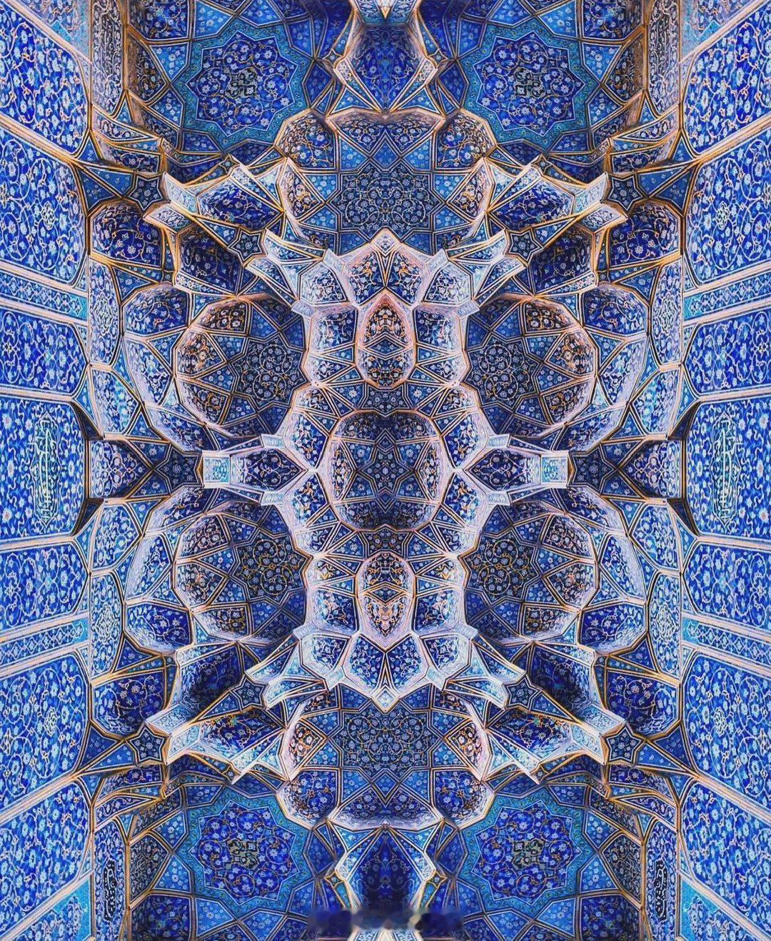 伊朗伊斯法罕国王清真寺的天花板（1611 年），具有一系列令人着迷的几何镶嵌和放