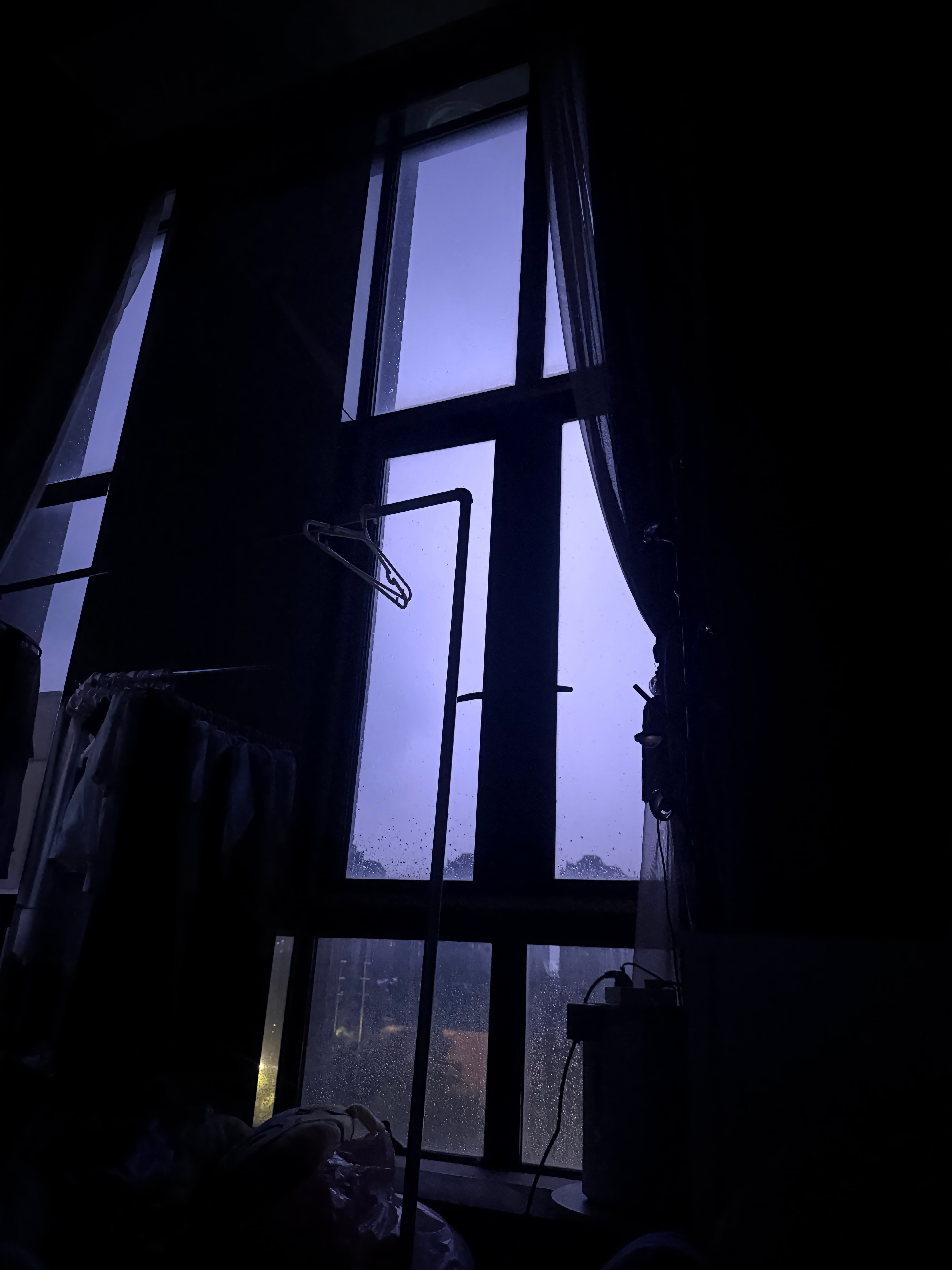 能不能不熬夜了 不听话的小孩 窗外是一直闪电雷鸣⚡脖子上反复不退散的痘痘 一直不