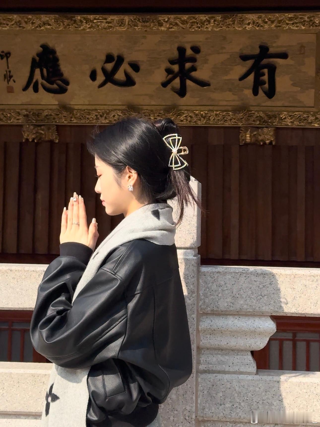 虔诚到双下巴挤出来  ​​​