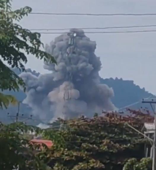 枭龙战机俯冲轰炸缅甸反对派武装！

由于缅甸空军缺乏精确制导炸弹，所以导致枭龙战