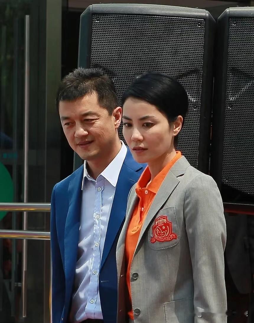 网友说李亚鹏这个人是自私的，一直都是如此。

当年他和王菲还在一起时，采访时让他