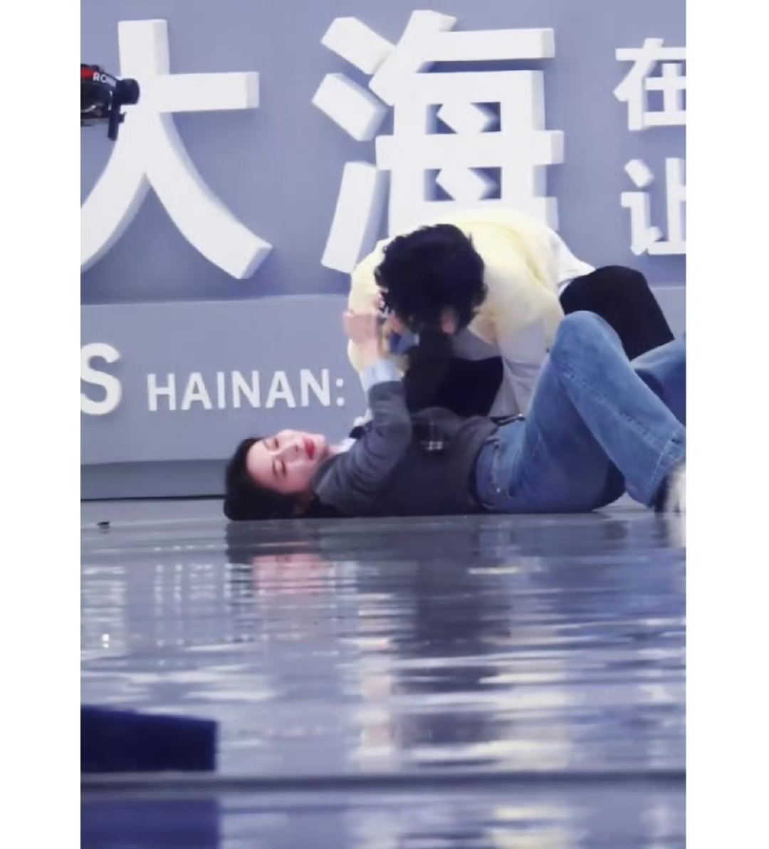 严浩翔把孟子义按在地上严浩翔把孟子义按在地上，这就是游戏环节啊，有什么问题 