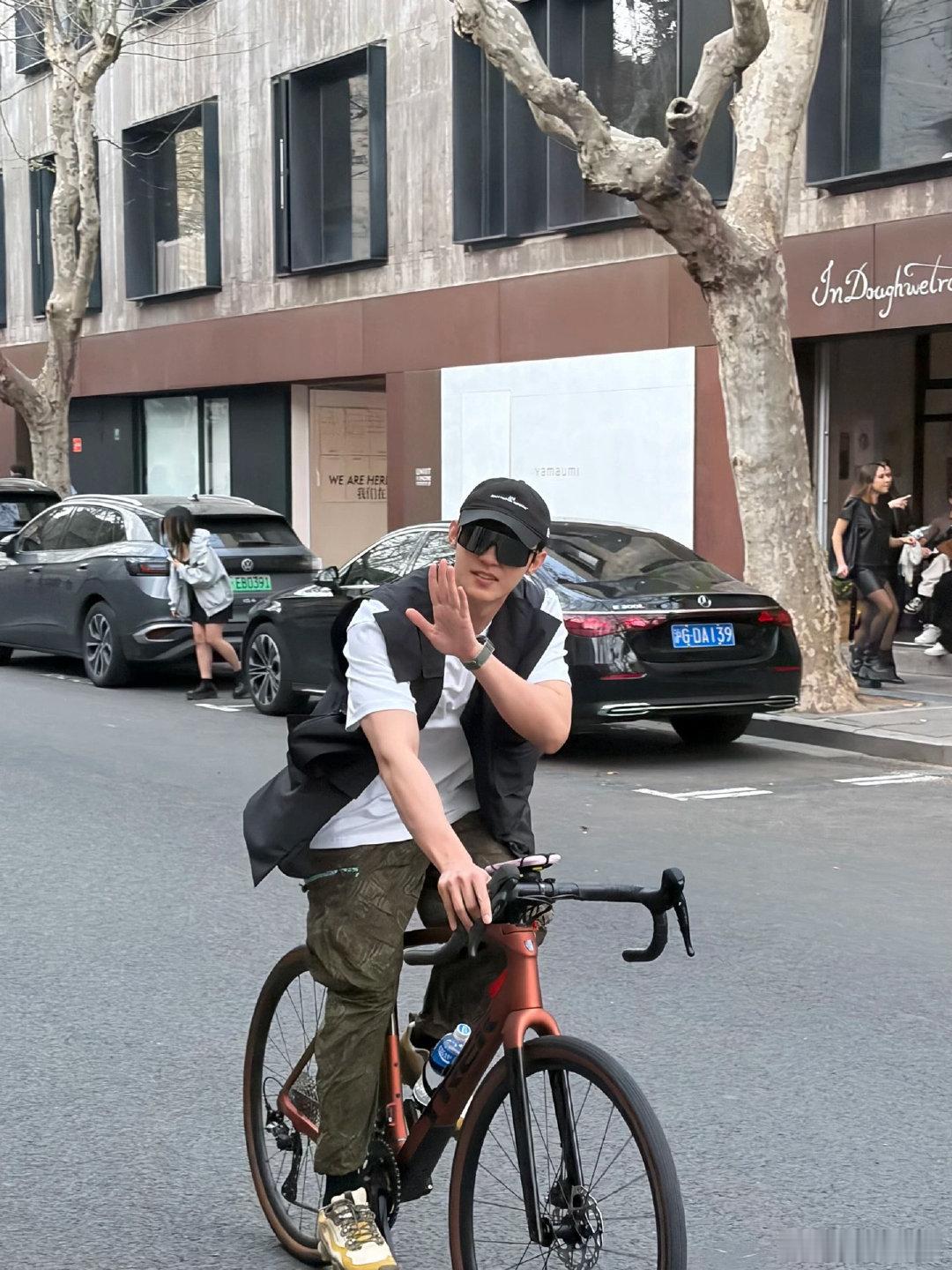 黄景瑜黄景瑜把自行车拎出了纸片感黄景瑜单手拎自行车 戏里塑造各类硬核角色，戏外体