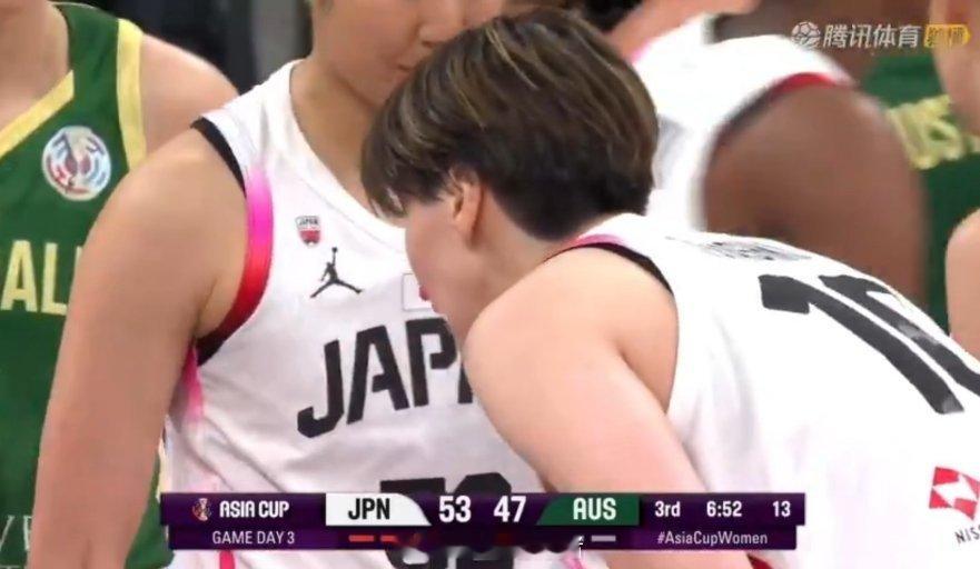 日本女篮可真是有哨啊，澳大利亚几个掩护看着都没啥问题，碰一下就吹了，那是相当的严