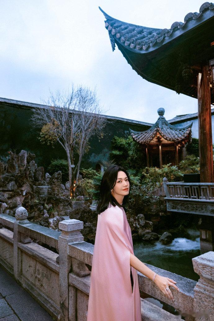 姚晨马年新造型 不得不说姚晨真的太适合这个造型了，柔粉色斗篷衬得整个人温柔大气，