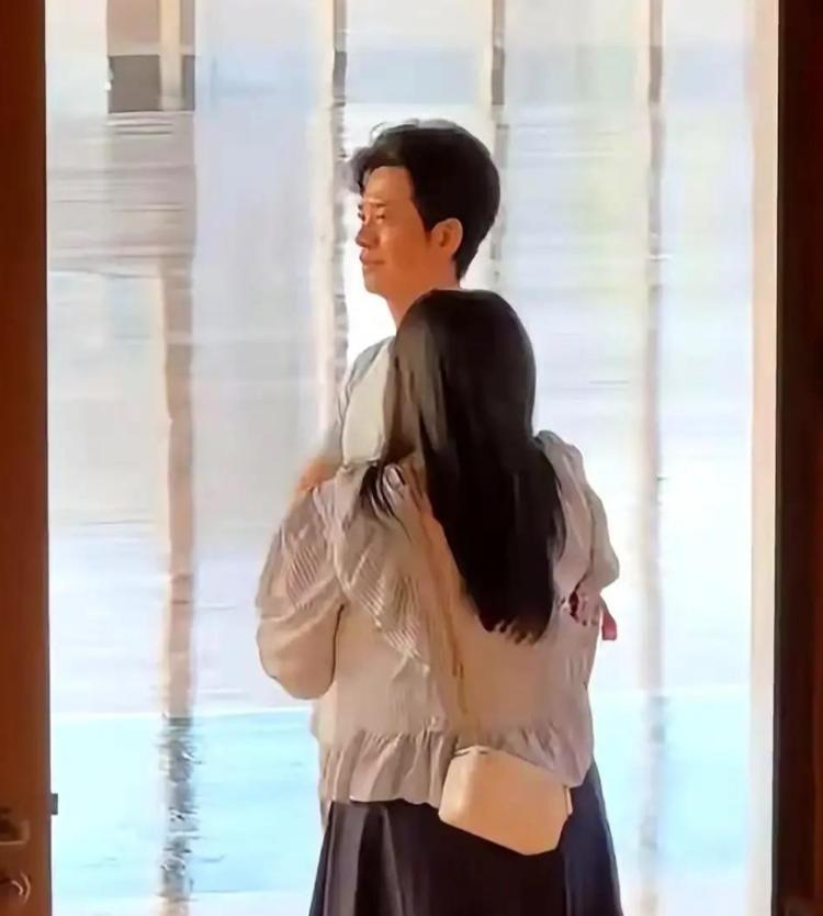 1岁的李健在阿那亚陪发福妻子的画面，狠狠撕下了娱乐圈假丁克男星的遮羞布。
 
5