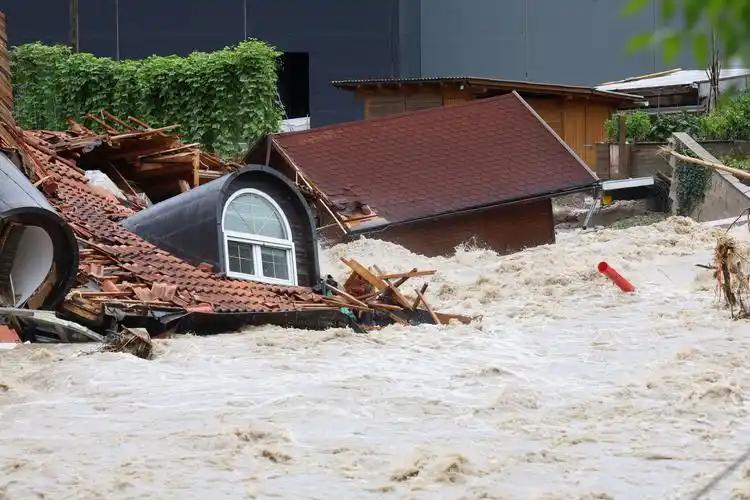 暴雨突降别乱跑，15 公分水能冲倒成年人！
近期南方多地遭遇持续暴雨，广西等地已