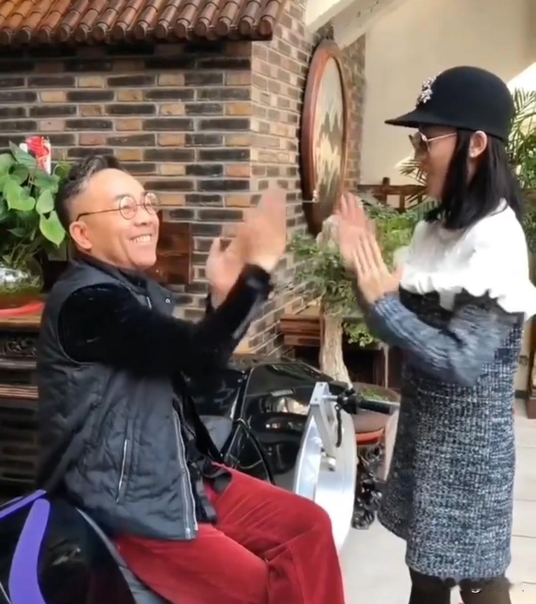 杨议就一个女儿，早已经嫁人了。父亲也已经去世了，天天一个人非常的孤单。我准备给杨