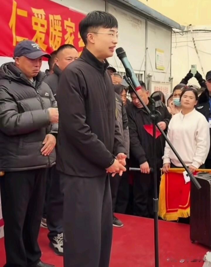 草根儿出来的歌手，实际上，心地还是非常善良的，为乡亲们送油送面等，也体现出一种感
