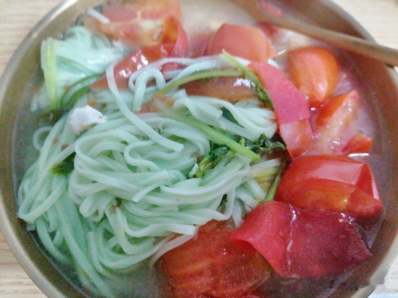 早午餐我给自己做了一碗蔬菜面，还放了一个是颗鸡蛋。

我现在的生活没有多努力，也