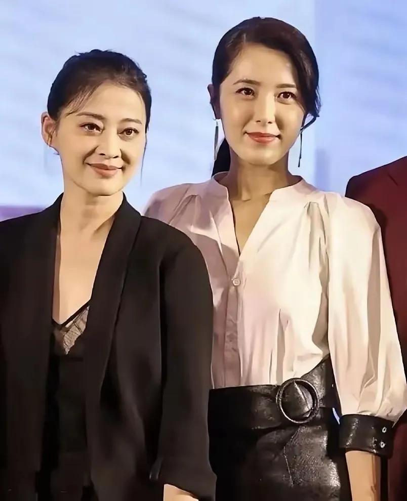 曾黎 与 梅婷 是一对姐妹花！她俩是同学，还在戏中演“情敌”。       她俩