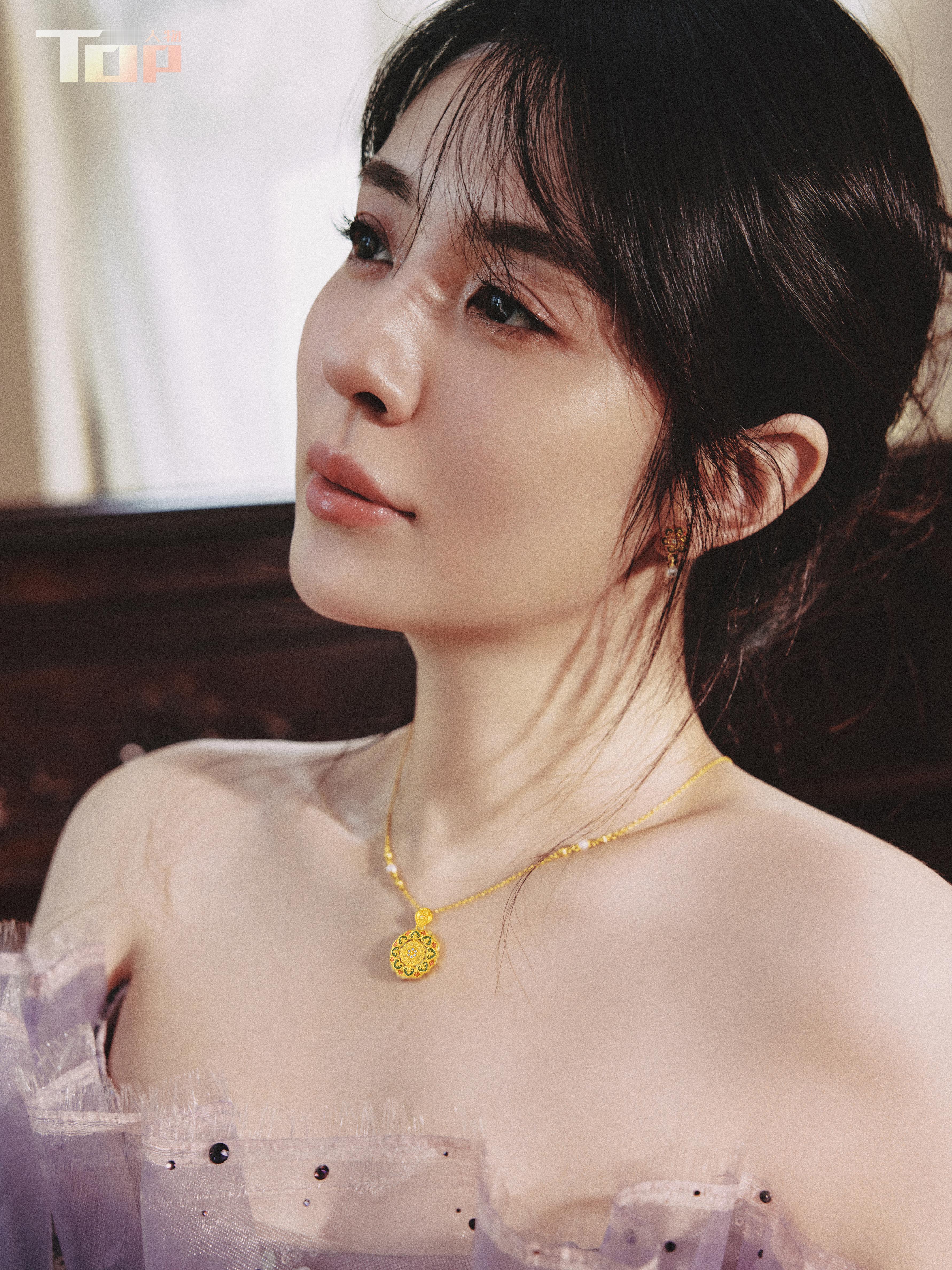 王晓晨 杂志写真，在光影织就的氛围里，裙裾随姿态流转。 ​​​