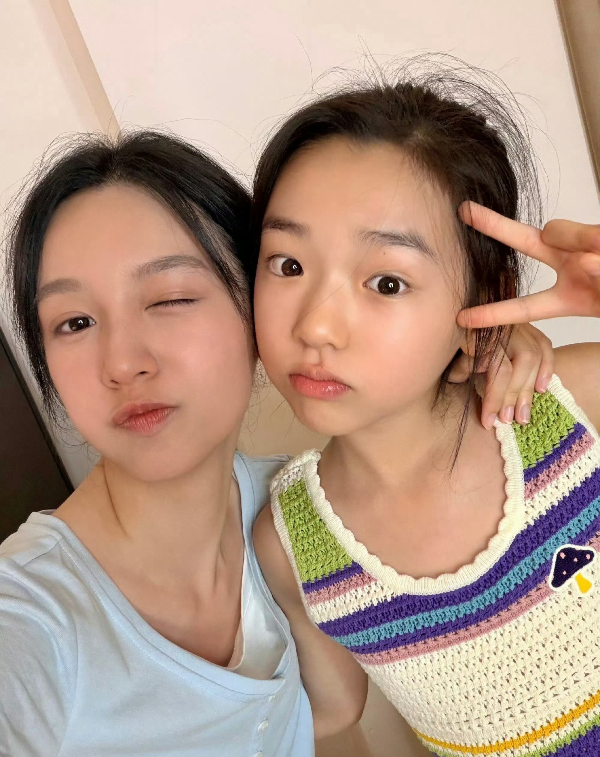 董璇也怀疑周也是自己女儿 不得不说，她们两个真的超级像呀！很难想象没有血缘关系的