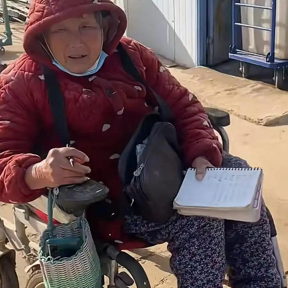 河南济源69岁的李小稳，尽管因下肢瘫痪常年坐轮椅，但他凭借坚强的意志和创新精神，