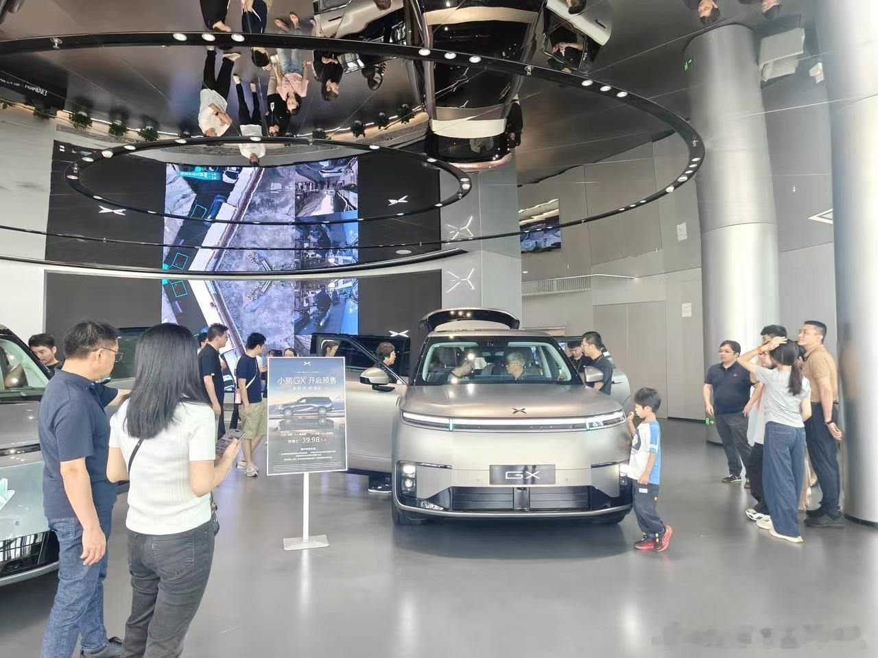 刚路过商场 小鹏门店人不少 gx尽然满座 不少人一家三口都来看车 小朋友看到电视