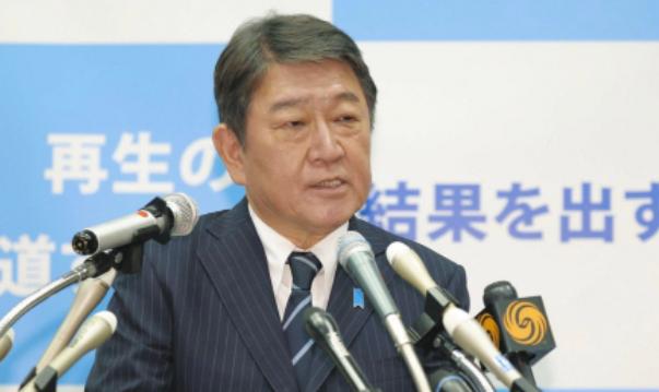 搬起石头砸自己的脚！14国抱团施压南海，中方周日加急反击，单独手撕日本双标。

