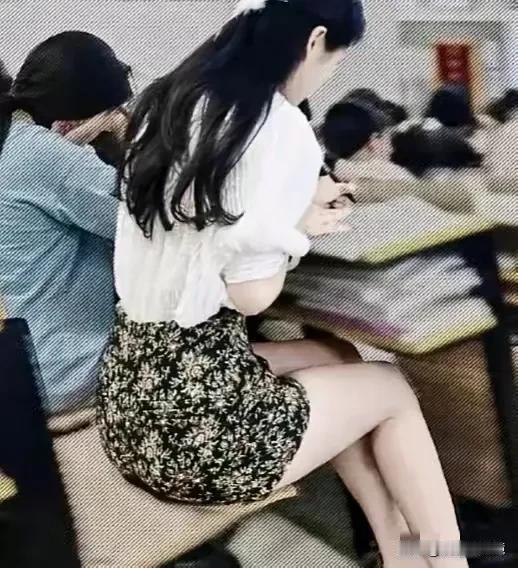 大学课堂上的漂亮女大学生，实在是太吸引眼球了，简直亮瞎了眼。
肤白貌美大长腿，特