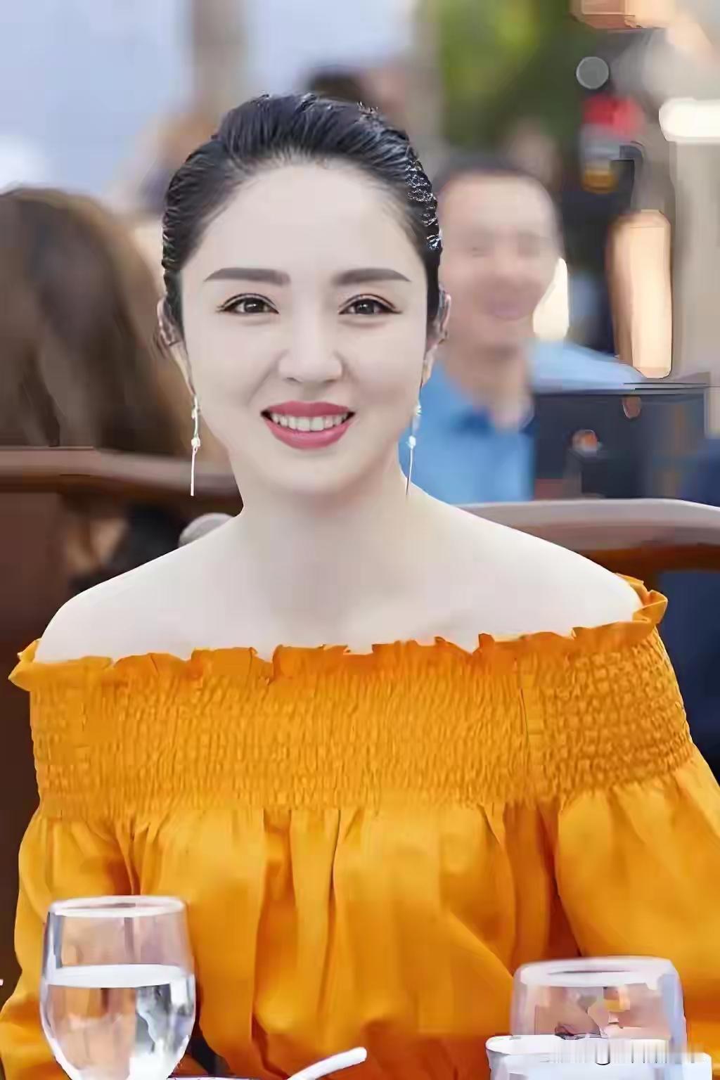 这下子好了，董璇捅了马蜂窝。

在一次节目中自爆，全年只穿一次性的内裤。

一条