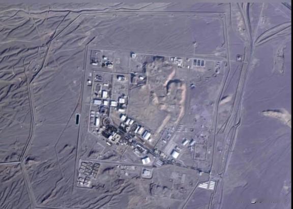 伊朗核设施出现活动迹象。
      卫星图像显示，去年遭以色列和美国轰炸的两处