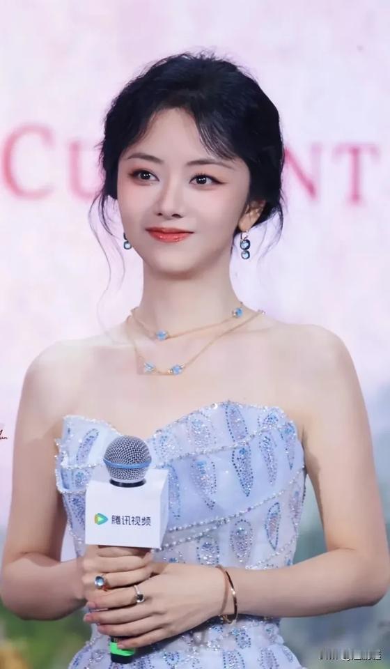 谭松韵，真人比屏幕上漂亮，并且给人的感觉很不一样，心态好，性格好，又白又嫩，很喜