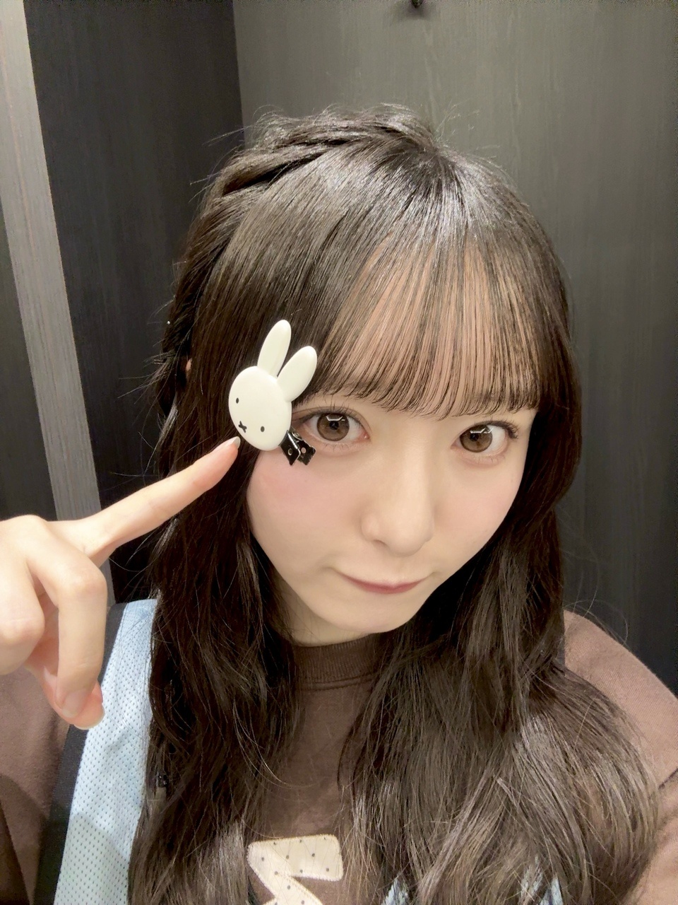 片山紗希「🐰 ミッフィーちゃん　ひなのさんが好きなミッフィーちゃんピンを持って