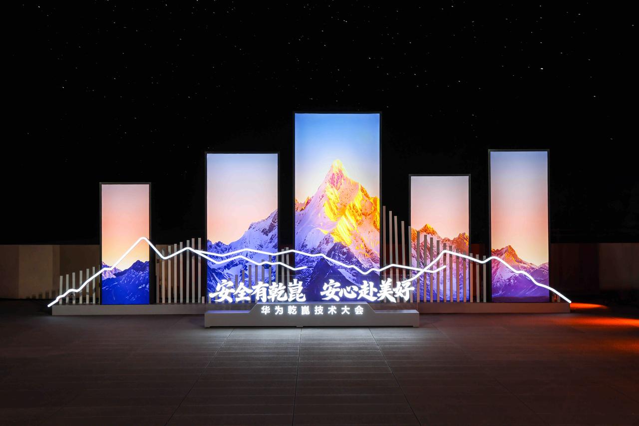 在严肃的科技发布会现场，突然蹦出一个可爱的HAMOMO哈蒙蒙，确实让人印象深刻。