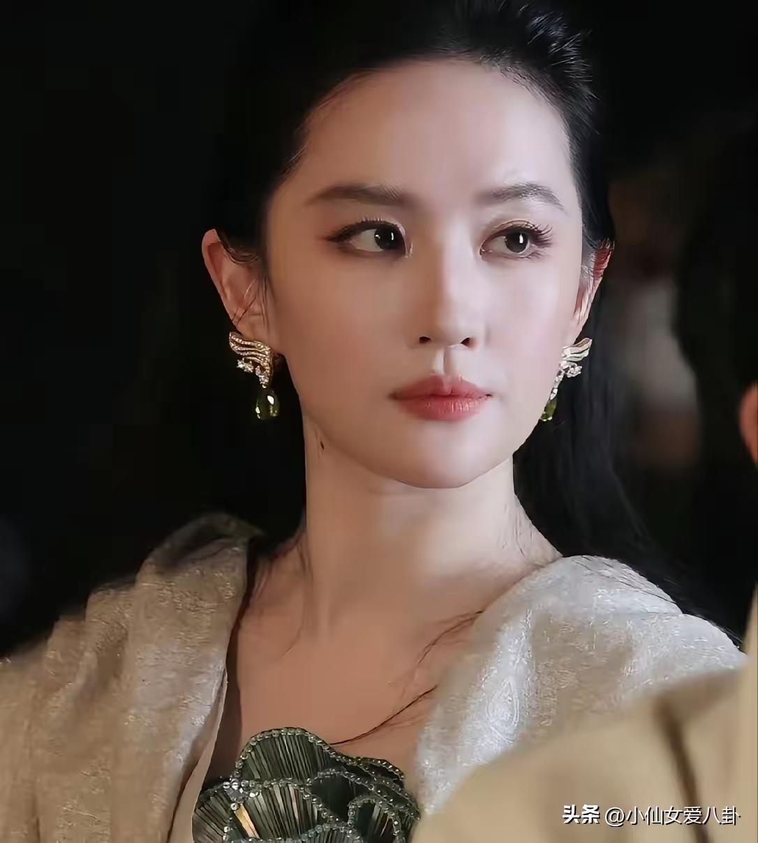 我闺蜜在上海见到了刘亦菲，
回来偷偷跟我说，
以后别再说刘亦菲是美女，你是不知道