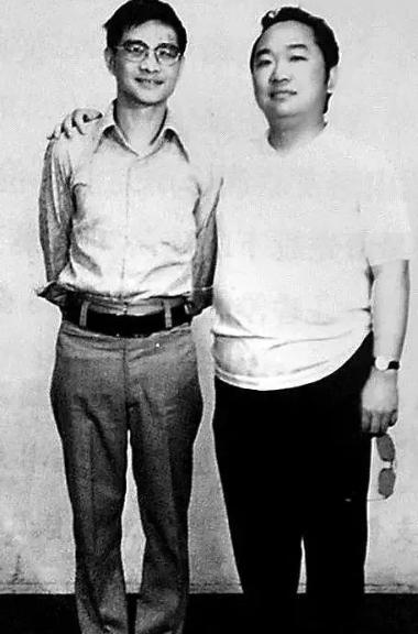 1985年，古龙下葬时，兄弟林清玄花30万元，一共买了48瓶XO酒陪葬。然而倪匡