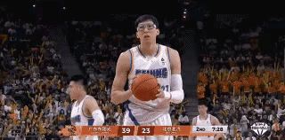 周琦罚球差的原因找到了！昨晚周琦的罚球是7罚1中，同时最近10场近期罚球命中率跌