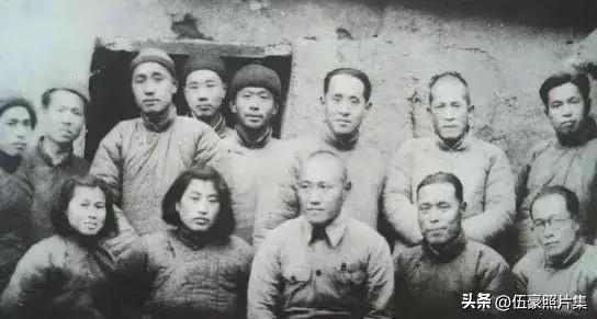 1941年，淮北行署部分领导干部在宿迁泗洪张塘的合影，前排右起：江凌、刘宠光、刘