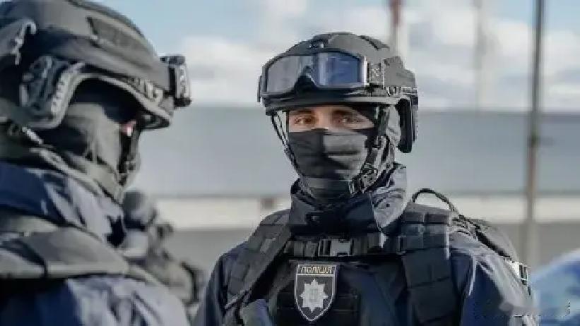 就在刚刚

乌克兰基辅警方突然宣布了，就舍甫琴科区发生的大规模斗殴与涉枪冲突立案