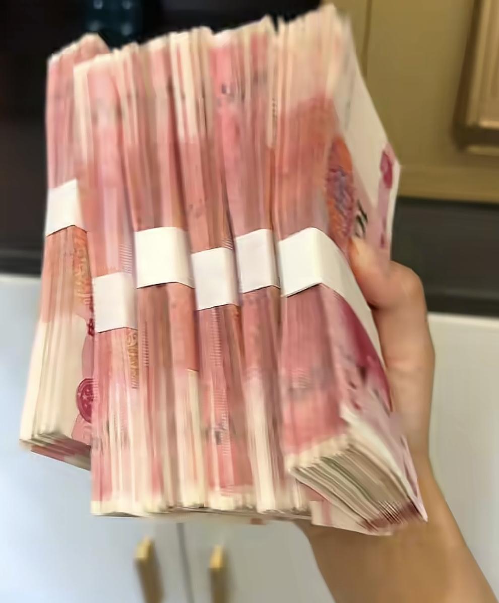 最近想赚钱快想疯了，竟然梦到自己捡到一个袋子，打开一看，里面有好几沓百元大钞！