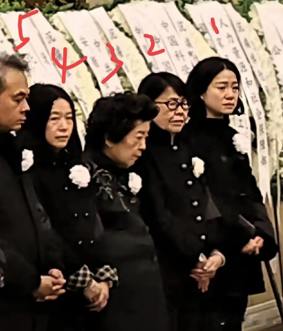 我看了杨振宁送别现场的报道，发现和网上传的一点也不一样，争议声没了，倒像是一场关