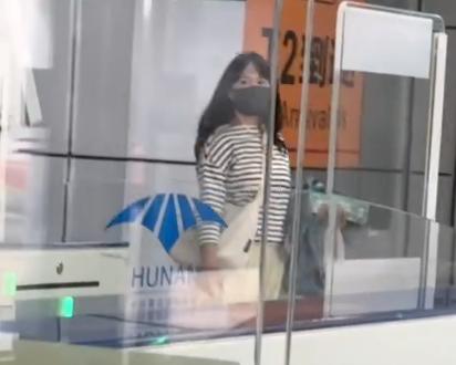有网友在机场偶遇了麦琳

身边没有工作人员，李行亮也没有和她同行，形单影只的
