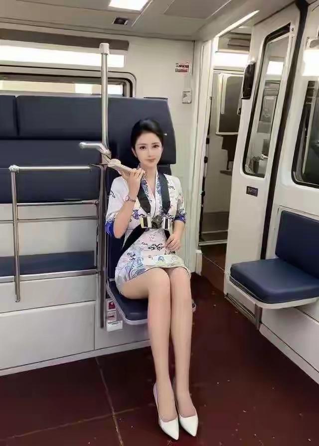 这个空姐很正点，我想追求她，第一句话怎么开口，在线等，挺急的