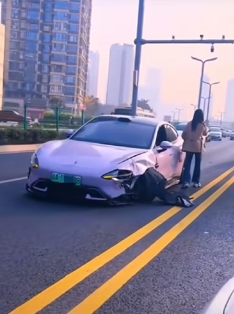 猜猜小姐姐现在正在给谁打电话？再猜猜小姐姐此时此刻内心最真实的想法。

一般情况