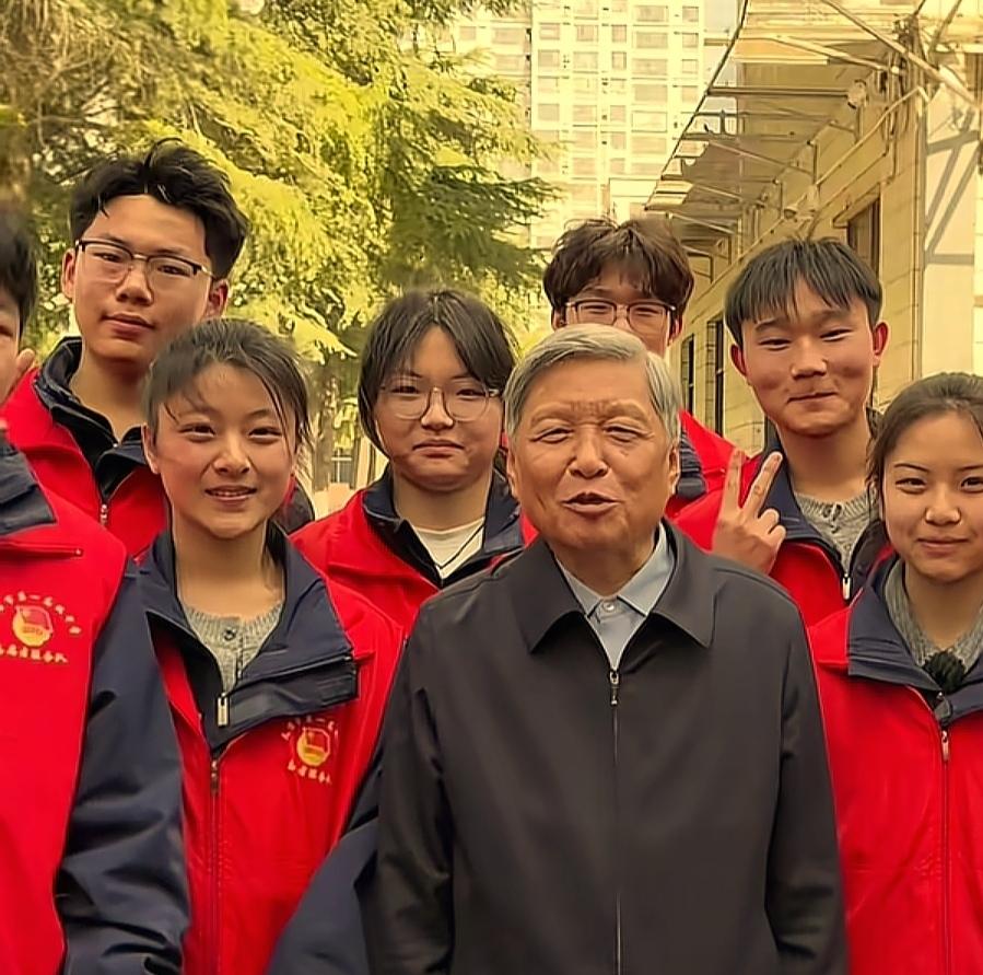 “人杰地灵，物华天宝，必出大人才！”“在未来新技术革命中，希望看到你们的身影，为