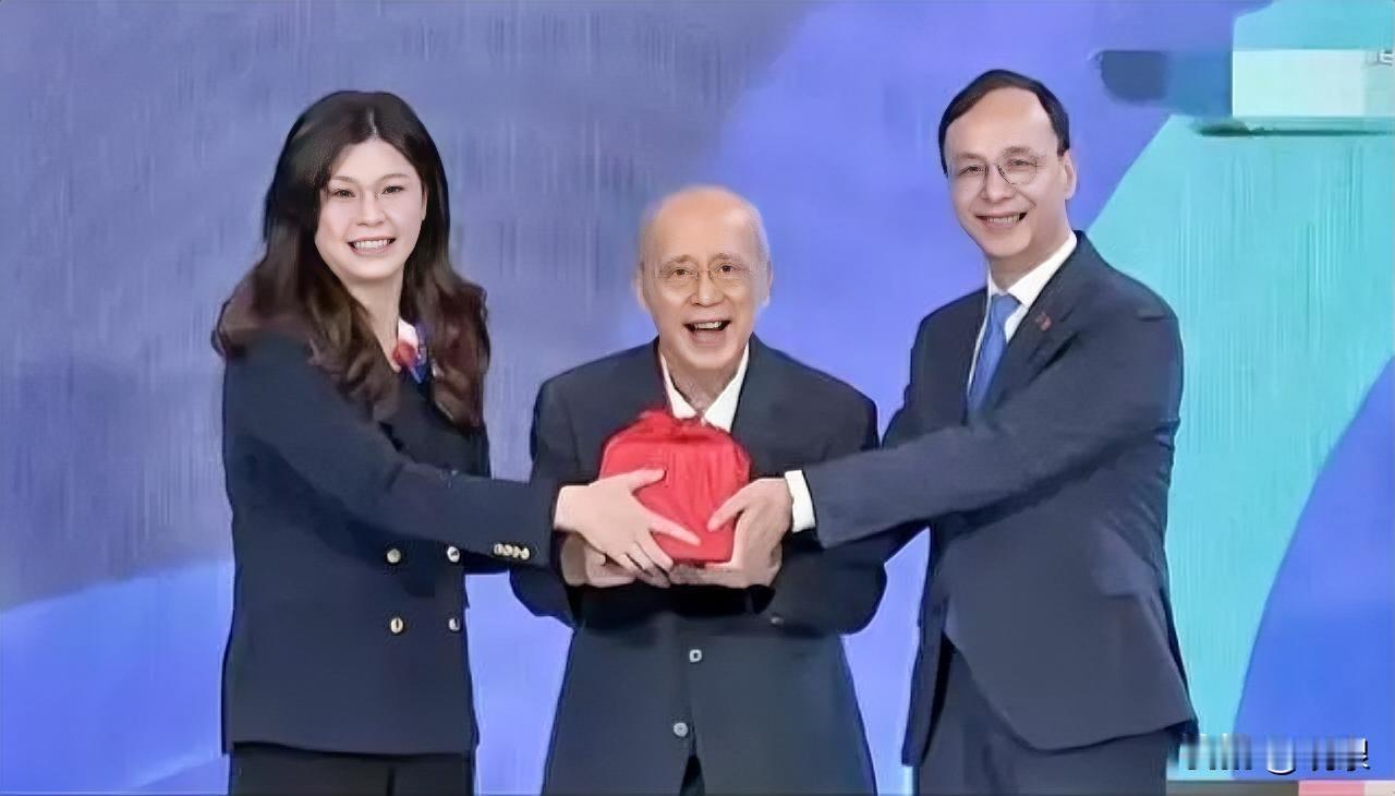 祝贺你郑丽文，今天是你最值得纪念的日子，从今天开始你真正的成为了台湾国民党主席，