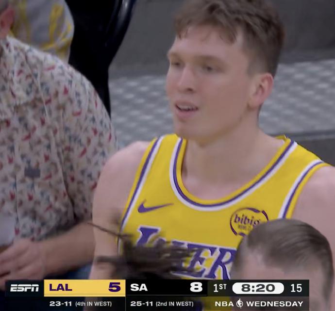 克内克特也太迷了！[捂脸]

范德彪早早2次犯规，雷迪克没辙了把克内克特提前拿上