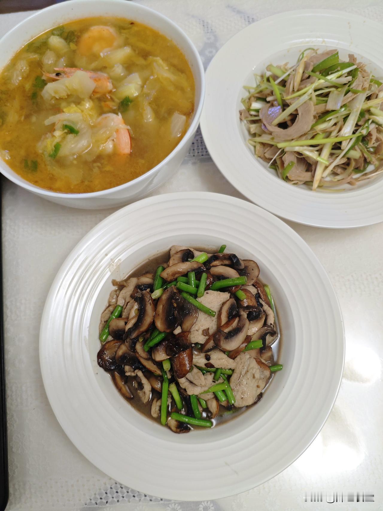 我们家的日常生活：老婆不会做饭，都是我做饭。今天没时间买菜，冰箱里剩了几根蒜薹，