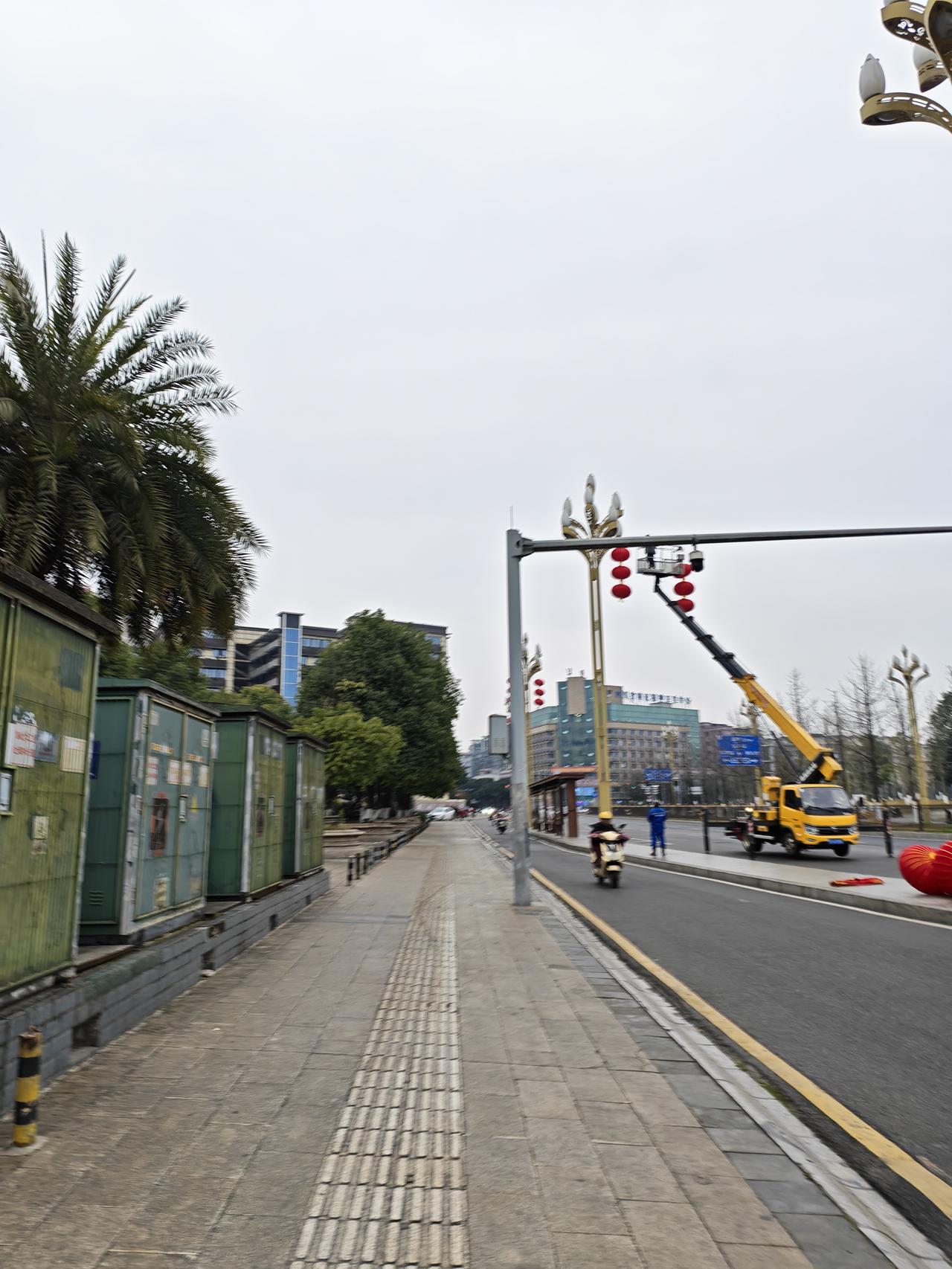 过年的氛围越来越浓了，今天路过白土坝，工人师傅正在挂过年的大红灯笼。灯笼一挂年味