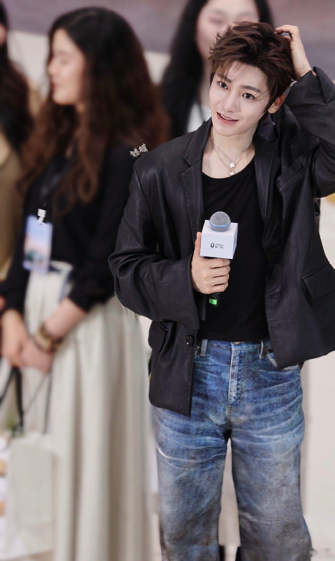 侯明昊怎么这么会饭撒救命！侯明昊的饭撒也太甜了吧！每个互动都好用心，眼神里全是温