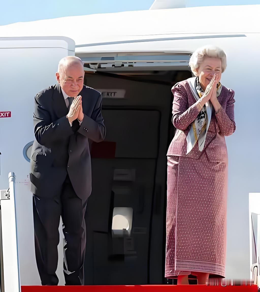 刚刚！2月27日，柬埔寨国王西哈莫尼、太后莫尼列乘专机抵京！这不是普通访问，是跨