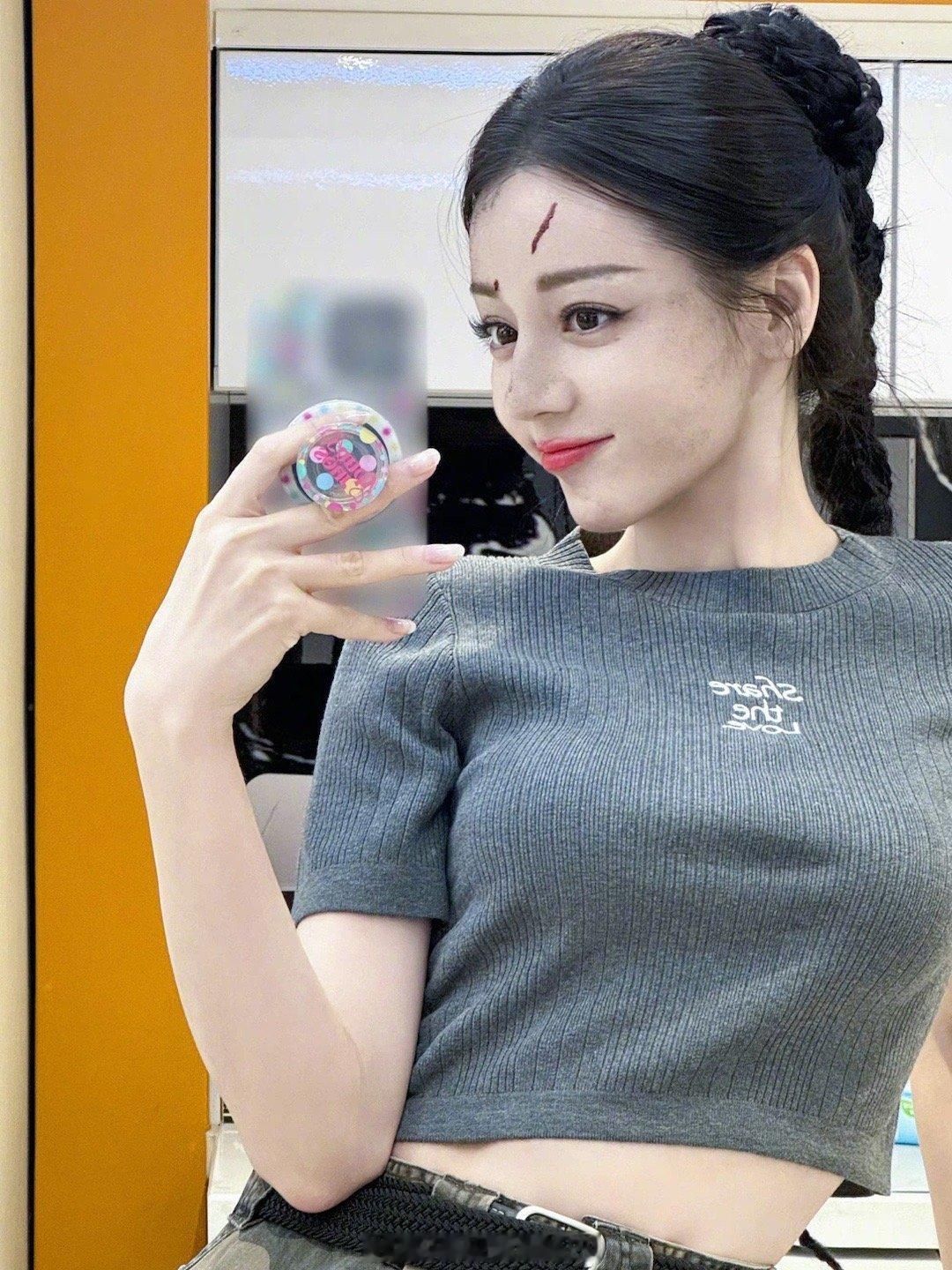 迪丽热巴今日营业有战损版的聂九罗[羞嗒嗒] ！好明艳的大美人[哇] ​​​