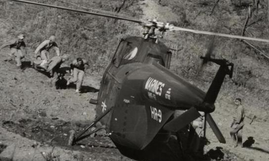 1951年战场上，两个背饭桶的志愿军伙夫，突然看到一架美军直升机降落眼前，他们会