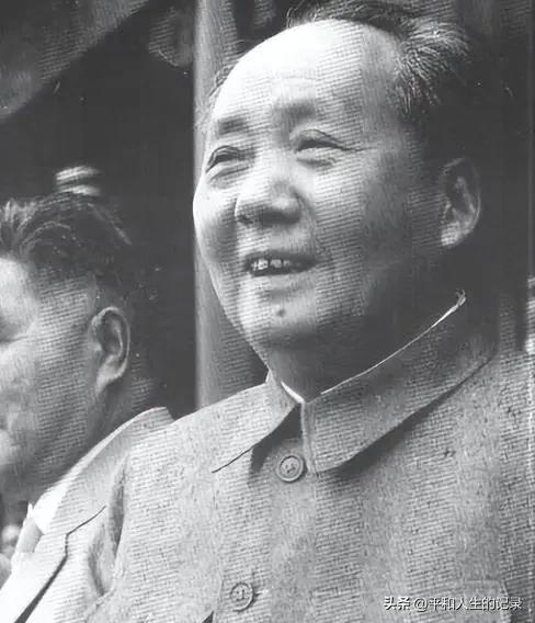 看到无论老少越来越多的人崇拜毛主席，拜读他老人家的选集、思想、理论、语录、文章、