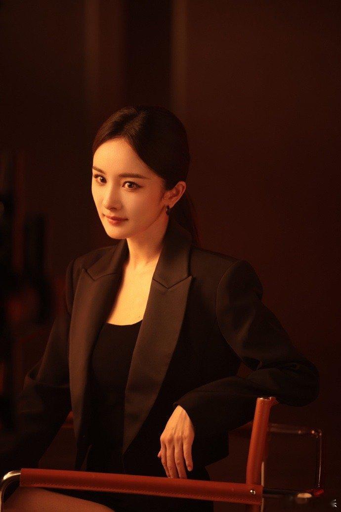 #杨幂贴发OL造型# #杨幂拿捏手势# 杨幂贴发OL造型，再搭配小烟熏妆造，小小