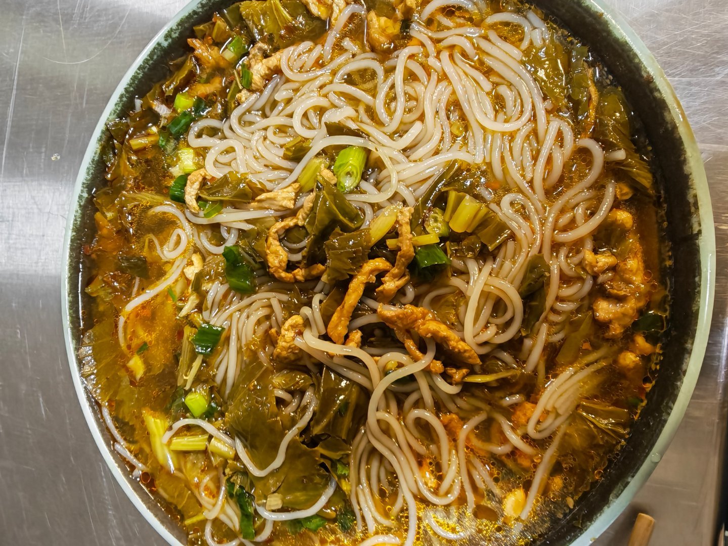 夜宵来一碗酸辣粉。 