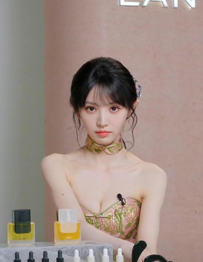 好家伙，这也太尴尬了……田曦薇在抖音的最新品牌直播，因为服装暴露领口太低，直接被